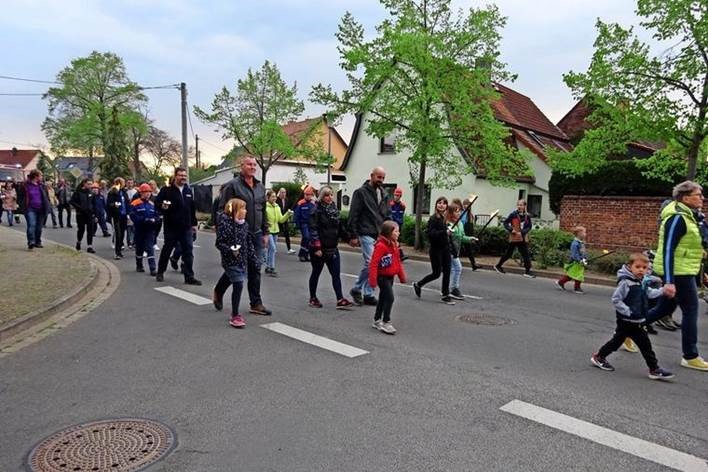 Feuerwehr-Nachwuchs greift zum Spaten