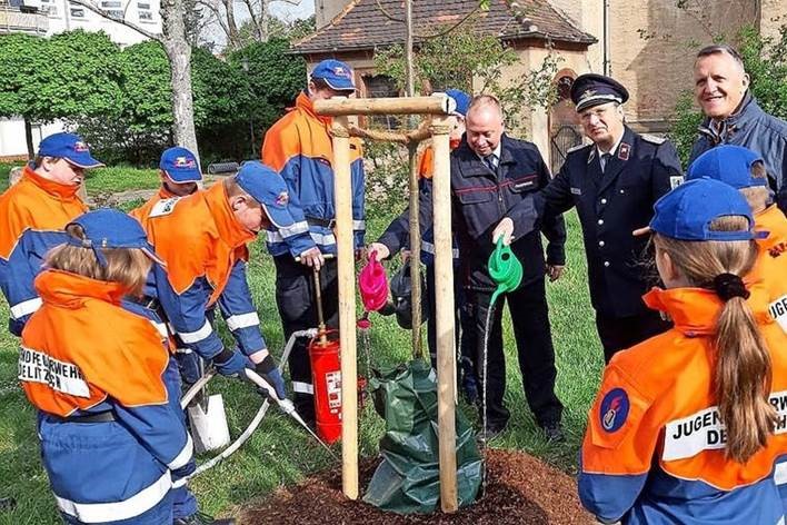 Feuerwehr-Nachwuchs greift zum Spaten