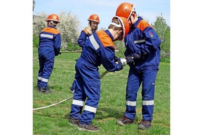 Feuerwehr-Nachwuchs greift zum Spaten