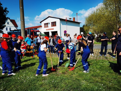 Feuerwehr-Nachwuchs greift zum Spaten