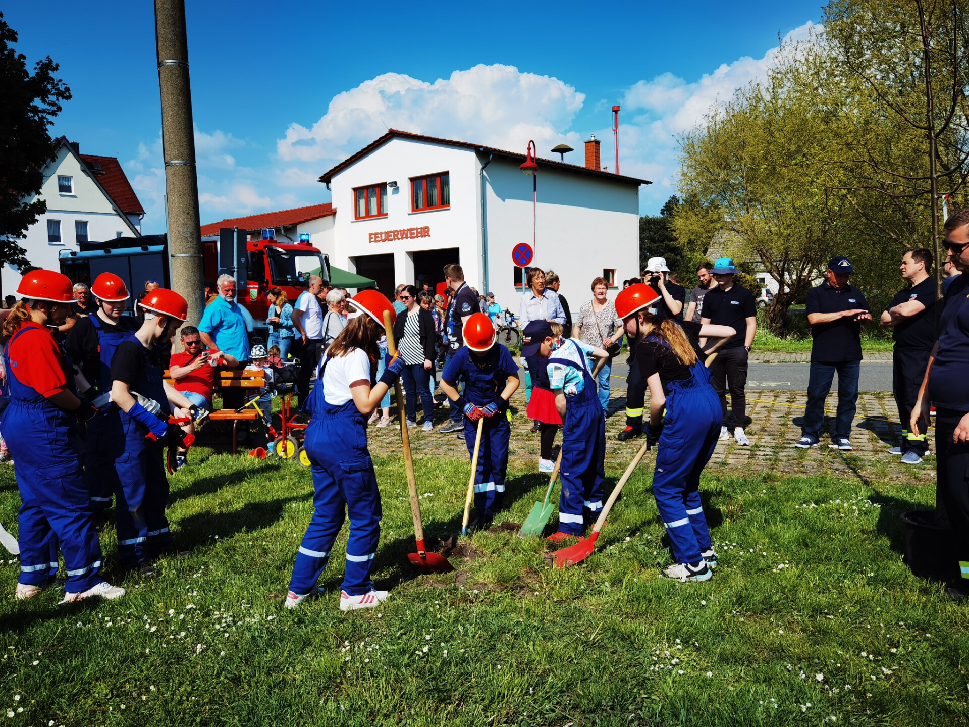 Feuerwehr-Nachwuchs greift zum Spaten